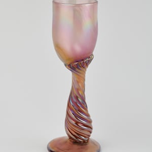 Iridescent Goblet by Drew Smith  Image: Photo credit: Alexis Oltmer