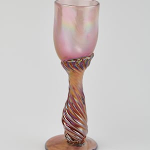 Iridescent Goblet by Drew Smith  Image: Photo credit: Alexis Oltmer