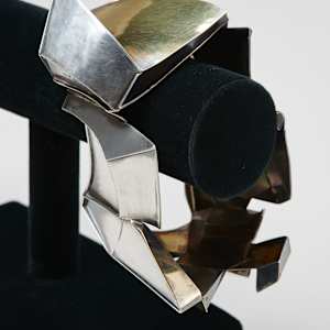 Bracelet by Mahri Anagnostis Bode  Image: Photo credit: Alexis Oltmer