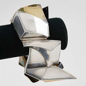 Bracelet by Mahri Anagnostis Bode  Image: Photo credit: Alexis Oltmer