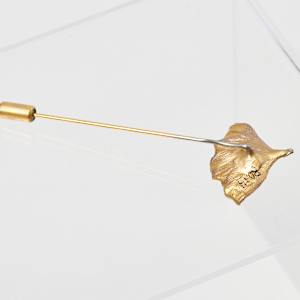 Ginko Leaf Pin by Mary Lou Cashman  Image: Photo credit: Alexis Oltmer
