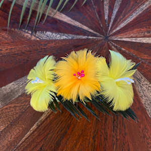 Pine lauoho me nā pua hulu (Hair clip with feather flowers) by Kēhaulani Metke-Arakaki