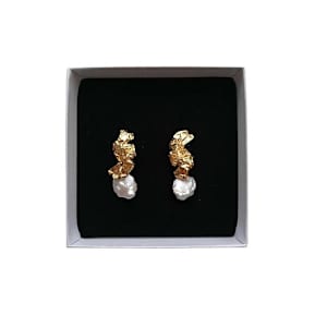 FRAGMENT No.2 Pearl earrings by Rita GOBIN