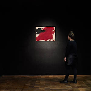 Gran Taca Roja by Antoni Tàpies 