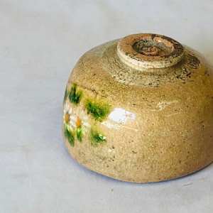 Akazu Yaki (赤津焼) Chawan - "Chrysanthemum" by Nakamura Gensui (中村源水) 