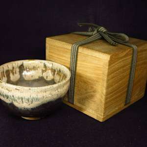 17th Century Black-Glazed Unofu-Splashed Tea Bowl, Signed “Keiji” 景次 by Keiji 景次