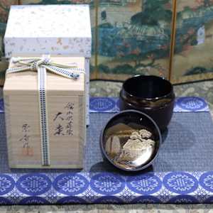 Wajima-nuri, Maki-e, Washibari Natsume tea caddy made by Taniuchi Kazunori  谷内一則 by Taniuchi Kazunori 谷内一則