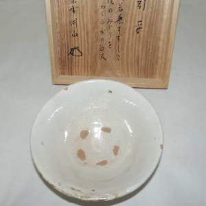 Matsunaga Gōzan (松長剛山) b.1943 Abbot of Daitoku-ji sub temple Kōtō-in. 粉引 (kohiki) glaze hira chawan (flat tea bowl) by Unknown 