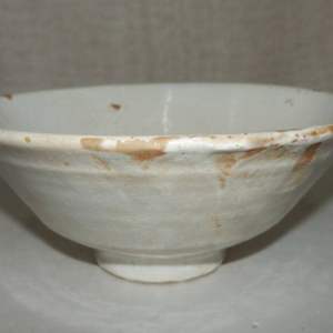 Matsunaga Gōzan (松長剛山) b.1943 Abbot of Daitoku-ji sub temple Kōtō-in. 粉引 (kohiki) glaze hira chawan (flat tea bowl) by Unknown 
