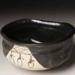 沓形 Kutsugata Kuro Oribe chawan.  Poetic name 富士 (Fuji), conferred by Gengensai (玄々斎, 1810–1877) 11th- generation Iiemoto of the Urasenke tea school. by Unknown 
