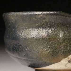 沓形 Kutsugata Kuro Oribe chawan.  Poetic name 富士 (Fuji), conferred by Gengensai (玄々斎, 1810–1877) 11th- generation Iiemoto of the Urasenke tea school. by Unknown 