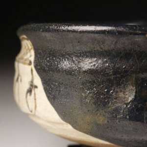 沓形 Kutsugata Kuro Oribe chawan.  Poetic name 富士 (Fuji), conferred by Gengensai (玄々斎, 1810–1877) 11th- generation Iiemoto of the Urasenke tea school. by Unknown 