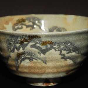 Inui Nobuyuki (乾伸行) b. 1948,  “Shirogeshō Nagare Matsu” (White-Slip ‘Flowing Pine’) Chawan by Inui Nobuyuki 乾伸行