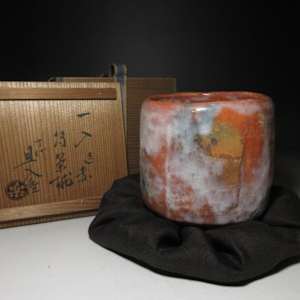 Raku Kichizaemon IV, Ichinyu 楽吉左衛門 一入 四代  (1640-1696).  Aka Raku tsutsu gata chawan (赤筒茶碗). Inscription by  Raku Kichizaemon X, Tannyū (旦入) 樂吉左衛門 (1795 –1854). by Raku Kichizaemon IV, Ichinyu 楽吉左衛門 一入 四代