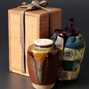 Zeze-yaki Chairi by Kan’un (閑雲),  Kagerōen Kiln.  Tomobako Inscription by Tantansai (淡々斎),  14th-generation Urasenke tea Master (1893 – 1964) by Kan’un 閑雲