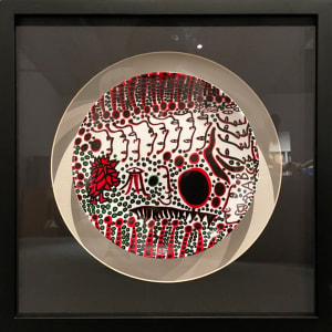 草間彌生瓷盤 紅黑 (含框) Women Wait for Love, but Men Always Walk Away (framed) by 草間彌生 KUSAMA Yayoi