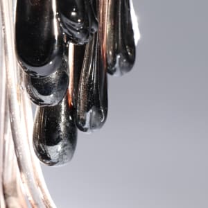 Flow-10 by Linda van Huffelen  Image: Flow 10 - black iridescent glass - detail