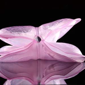 Inflatable 72 - Lilac by Linda van Huffelen  Image: Inflatable 72 - Lilac liggend