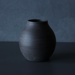 Kol Vase / 107 by Clyde Arnott