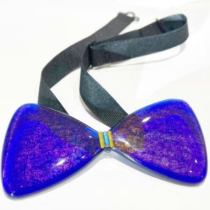 Glass Bow Tie – ARTISAN COLLECTION, Standard Colors by Nancy Gong  Image: BT-ARTISAN Collection 22-04 w/ Strap
ARTISAN COLLECTION. Standard color. $150.00 
Unisex. Available exclusively from Gong Glass Works. 