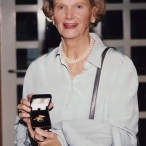 Secretariat Pin  Image: Pennny Chenery receives her brooch from the artist in 1998 at the Kentucky Derby Musesum.