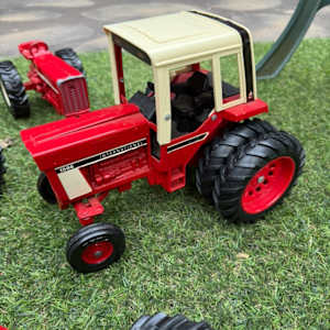 ERTL International 1586 toy tractor 