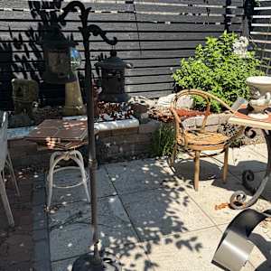 iron garden post with 2 lanterns, Image 3.