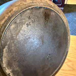 1036A covered cast iron pot #8 Griswold style 