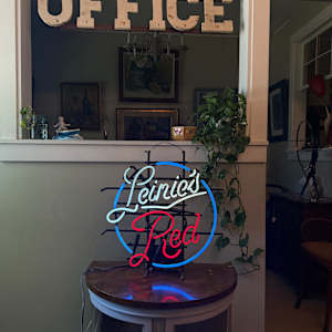 Leinie's Red neon light, Image 2.