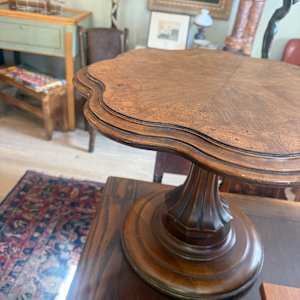Scalloped edged burled wood side table, Image 4.