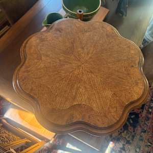 Scalloped edged burled wood side table, Image 3.