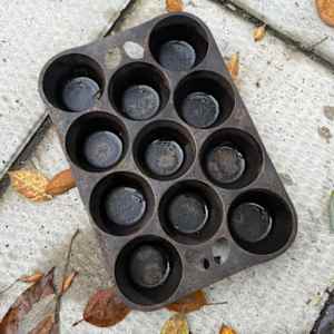 Cast iron Griswold 11 simple mufffin pan 