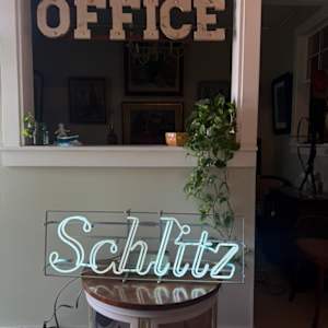 Schlitz beer neon sign, Image 2.