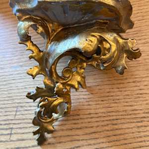 Italian carved gold leaf corner shelf, Image 2.