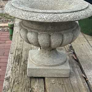 Cement classic urn, Image 1.