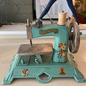 Regina toy sewing machine 