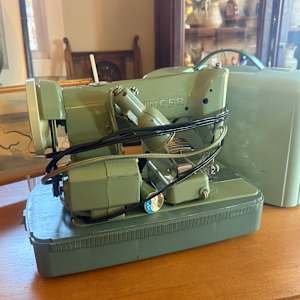 Portable Singer sewing machine, Image 2.