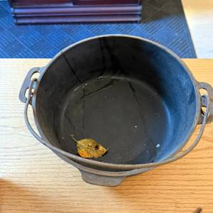 1036A covered cast iron pot #8 Griswold style 