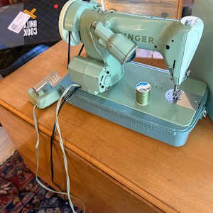 Portable Singer sewing machine, Image 3.