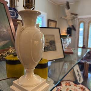 White ceramic table lamp, Image 2.