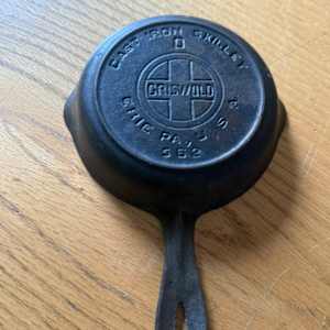 #562 0 Griswold mini pan, Image 2.