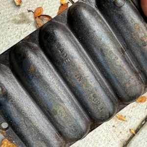 Cast iron Griswold style corn bread mold 