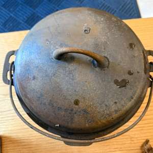 1036A covered cast iron pot #8 Griswold style 