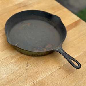 704S Griswold cast iron pan 