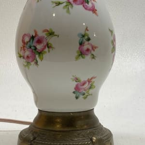 Rose decorated table lamp 