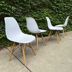 Set of 4 white molded plastic chairs 