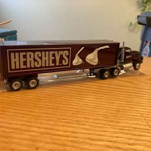Winross  die cast Hershey semi truck 