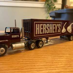 Winross  die cast Hershey semi truck 