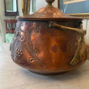 Large hand hammered arts and crafts copper 2 handled covered pot 