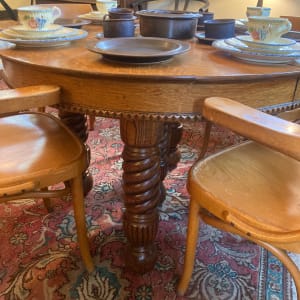 Round oak table with 2 leaves 